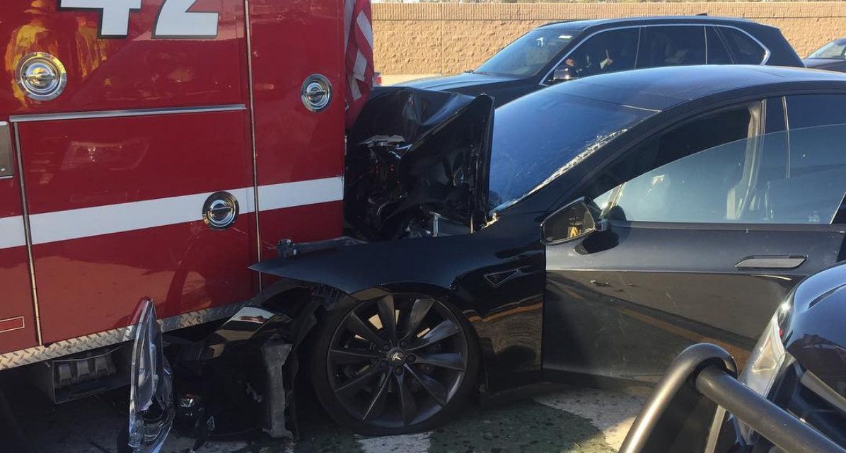 Crash entre une Tesla Model S en mode pilote automatique et un camion de pompiers