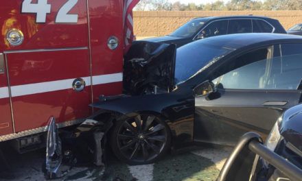 Crash entre une Tesla Model S en mode pilote automatique et un camion de pompiers